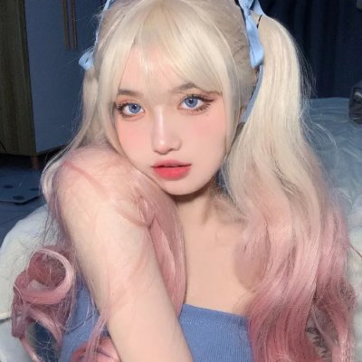 坐在酒吧里吃蛋糕